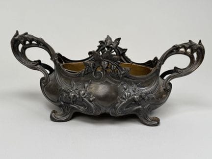 Kleiner Blumenkübel aus Regule mit zwei Henkeln un