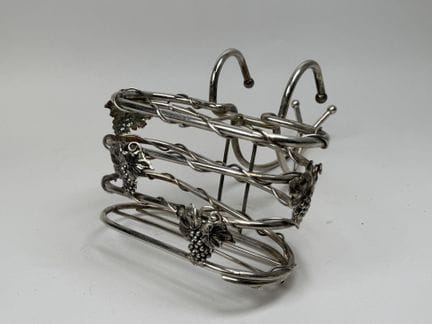 Flaschenhalter aus versilbertem Metall zur Befesti