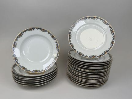 LIMOGES.
Servierservice aus mehrfarbigem Porzellan