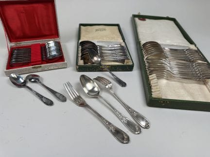 Set aus versilbertem Metall, bestehend aus:
- 9-te