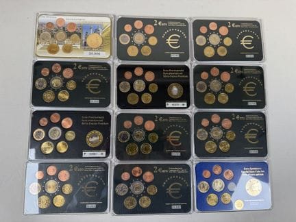 12 Numismatik-Sets mit Euro-Münzen, darunter ÖSTER