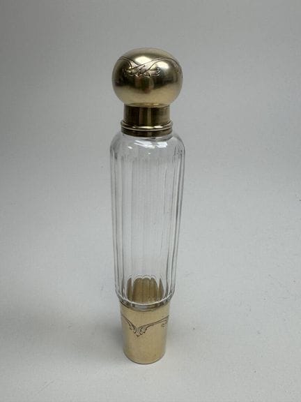 Flasche aus geformtem Kristall und vergoldetem Sil