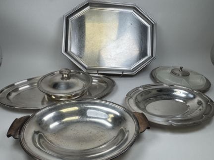 Set aus versilbertem Metall:
- ovale Platte.
51 x 