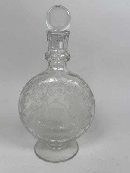 BACCARAT.
Kristallkaraffe mit eingraviertem Wappen