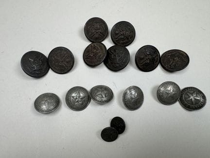 Set mit Uniformknöpfen.
(Abnutzungsspuren, Oxidati
