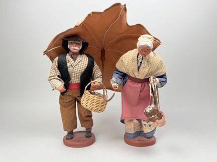两尊大型陶土与布料制成的圣婴像。
附有签名。
高30厘米。
（有小块缺损和缺失）。