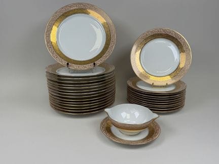HAVILAND in Limoges.
Tafelgeschirrset aus mehrfarb