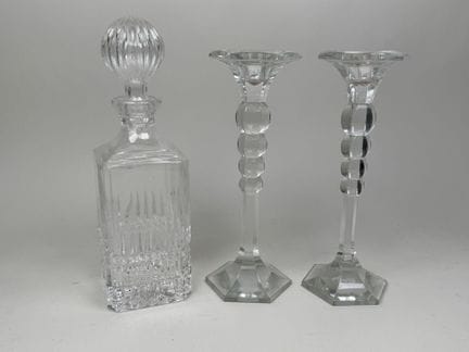 Set aus geformtem Glas, bestehend aus:
- einem Paa
