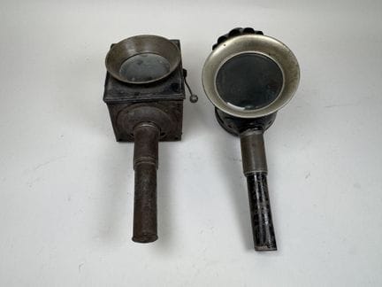 Zwei Kutschenlaternen aus Metall, eine runde und e