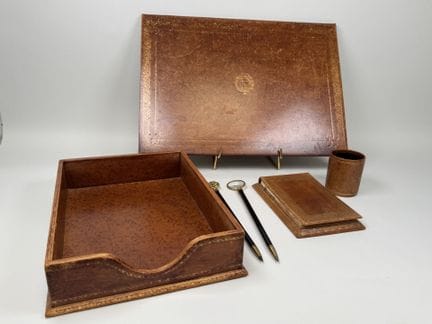 Schreibtischset aus braunem Leder mit Goldprägung,