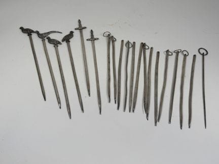 WISKEMANNE.
20 Spieße aus versilbertem Metall, dav