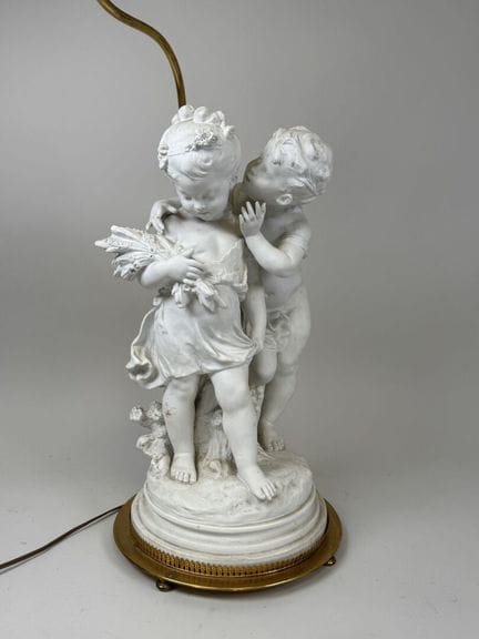 奥古斯特·莫罗（1834-1917），据
《儿童夫妇》。
大型米斯基特瓷雕塑。
安装在黄铜底座上的薄