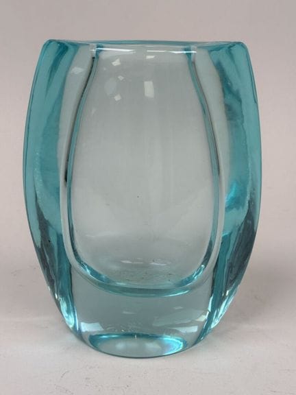DAUM.
Vase aus blau getöntem Kristall.
Mit Stempel