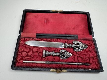 Schreibtischset aus ziseliertem Metall, bestehend 