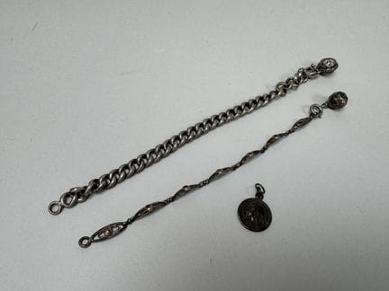 Zwei Armbänder und eine religiöse Medaille aus Sil