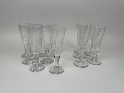 12 Champagnergläser aus Kristall.
H: 16 cm.
(zwei 