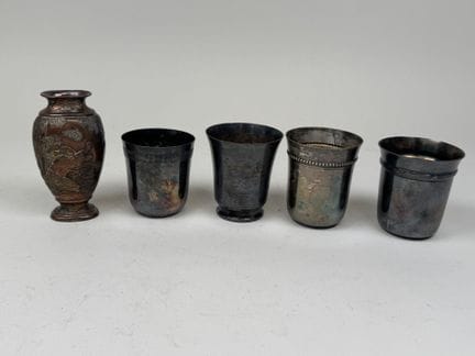 Vier versilberte Metalltrommeln mit Rillenverzieru