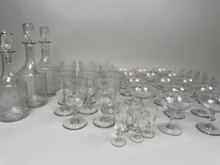Glasgeschirrset aus Glas mit eingravierten, stilis