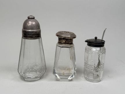 Set bestehend aus:
- CHRISTOFLE.
Streuer aus Glas 