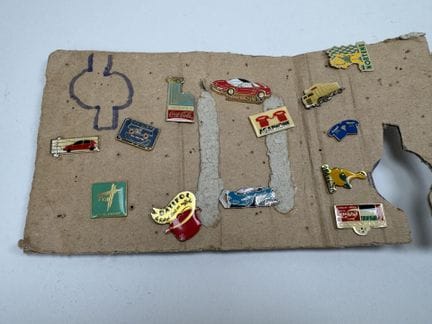 Kollektion mit 13 Ansteckern.