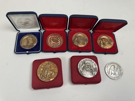 Set aus sieben Medaillen aus Bronze, Kupfer und Me
