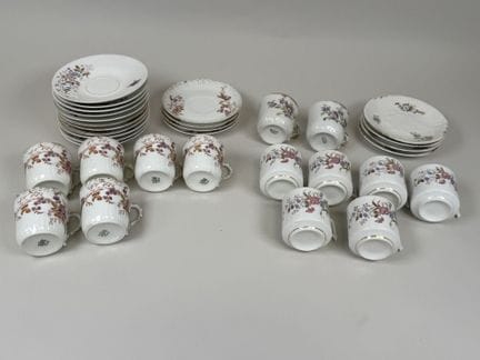 Set aus mehrfarbigem Porzellan mit Goldverzierunge