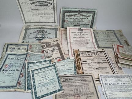 Umfangreiche Aktien- und Anleihebündel.
1920er- un
