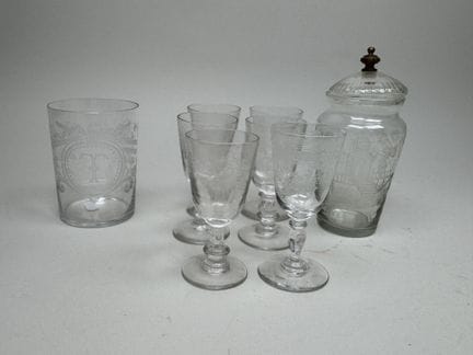 Set bestehend aus:
- einem großen Kristallbecher m