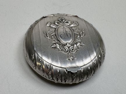 Kleine Puderdose aus Silber, verziert mit einem Me