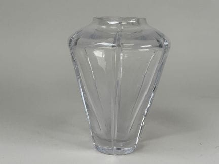 SEVRES.
Kleine Vase aus Kristall mit Netzdekor.
H.