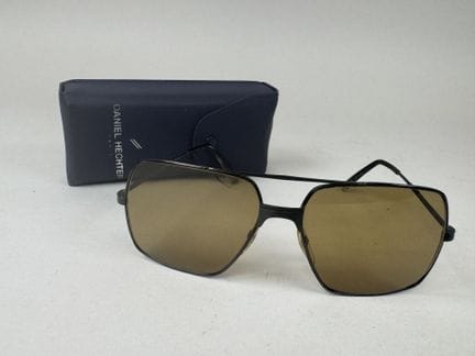 Daniel HECHTER.
Sonnenbrille, schwarzes Metallgest