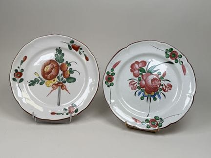 Zwei Teller aus mehrfarbigem Steingut mit Blumenve
