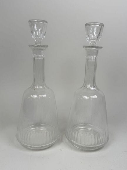 Ein Paar Glaskaraffen mit geriffeltem Dekor.
H. 31