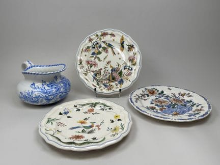 GIEN.
Set aus mehrfarbiger Fayence, bestehend aus: