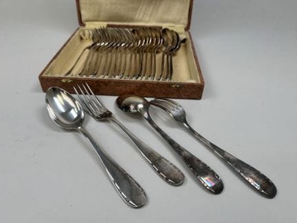 ARGENTAL.
12-teiliges Besteckset aus versilbertem 