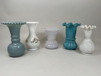 Sammlung von Vasen aus weißem und farbigem Opalin,
