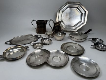 Umfangreiches Set aus versilbertem Metall, bestehe