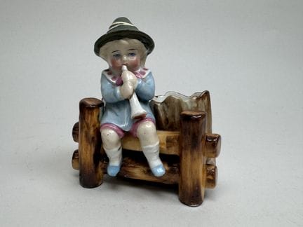 Streichholzhalter aus vielfarbiger Fayence mit der