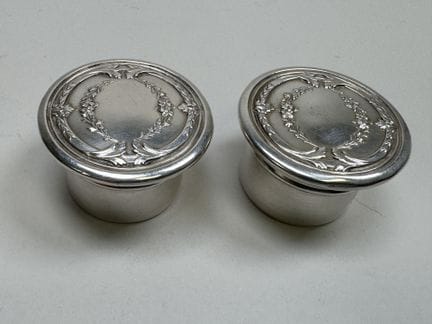 Zwei kleine silberne Pillendosen mit Blattmotiven 