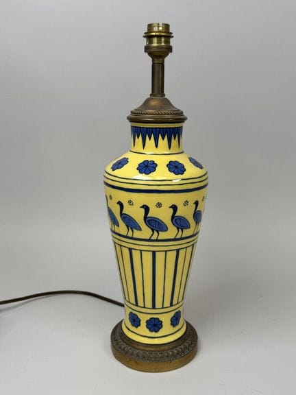 Gelbe Porzellanlampe mit Vogel- und Blumenverzieru