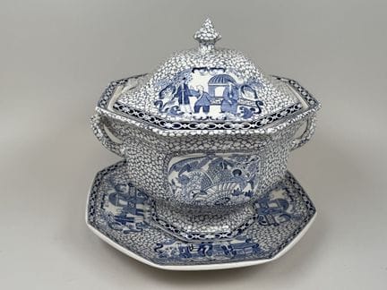 Große Suppenschüssel auf einem Ständer aus blau-we