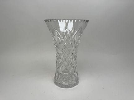 Glasvase mit geschliffenen geometrischen Motiven.

