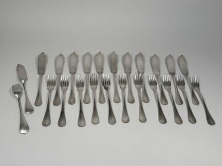 Set aus 12 Fischbesteckteilen aus versilbertem Met