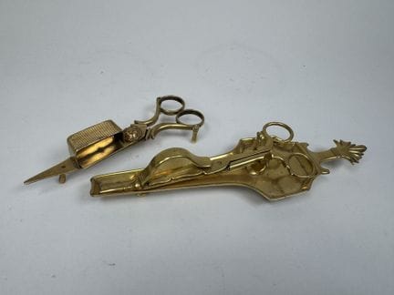 Zwei Kerzenhalter aus Bronze oder Messing, einer d