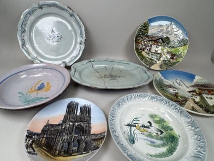Set aus mehrfarbiger und goldverzierter Fayence, b