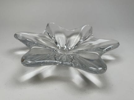 BACCARAT.
Sternförmige Kristallschale.
Mit Markenz