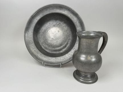 Große tiefe Schale und Krug aus Zinn.
Durchmesser: