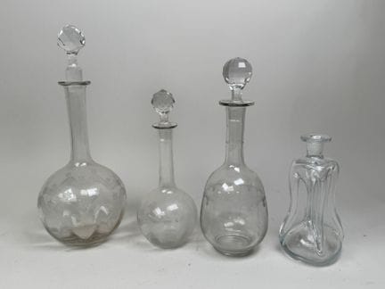 Set aus 4 Glaskaraffen oder -krügen, davon 3 mit e