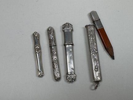 3 Nadeletuis aus Silber mit ziseliertem Blattwerk-