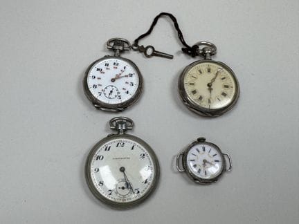 Drei Taschenuhren und eine Armbanduhr aus Silber u